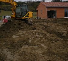 C'est partie pour le début des travaux! d'abord ils creusent les fondations à 1m.