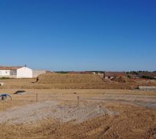 Notre terrain se situe l&agrave; o&ugrave; il y a la partie gauche du monticule de terre.