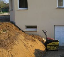 Descente de garage, rattarge sur le mur avec l'enduit bitumeux