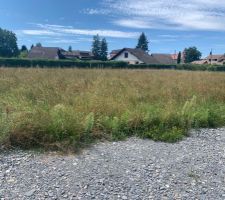 Voil&agrave; notre terrain nu 
Assez bien agencer 
Terrain plat et surtout pas d arbre &agrave; couper !