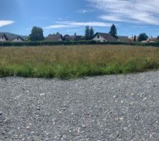 Voil&agrave; notre terrain nu 
Assez bien agencer 
Terrain plat et surtout pas d arbre &agrave; couper !