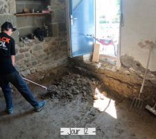 Avril/Mai 2020: Je retire 15tonnes de terre compactée à la pelle et à la brouette. 12 jours de travaux.  

Photos tirées de l'épisode 17 de - La rénovation de Koggy - https://bit.ly/KoggyEP17