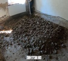 Avril/Mai 2020: Je retire 15tonnes de terre compactée à la pelle et à la brouette. 12 jours de travaux.  

Photos tirées de l'épisode 17 de - La rénovation de Koggy - https://bit.ly/KoggyEP17