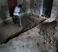 Avril/Mai 2020: Je retire 15tonnes de terre compactée à la pelle et à la brouette. 12 jours de travaux.  

Photos tirées de l'épisode 17 de - La rénovation de Koggy - https://bit.ly/KoggyEP17