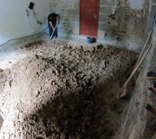 Avril/Mai 2020: Je retire 15tonnes de terre compactée à la pelle et à la brouette. 12 jours de travaux.  

Photos tirées de l'épisode 17 de - La rénovation de Koggy - https://bit.ly/KoggyEP17