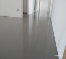 Le ragréage tant attendu à l'étage ! 2 jours avant notre déménagement, c'est tendu !