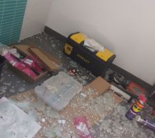 Pose des meubles salles de bains et parois douche... Ça ne s'est pas passé comme prévu... Heureusement pas de blessé