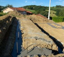 Fondations coulées :)
Tout a été fait en moins d'une journée : Terrassement, ferraillage et coulage !