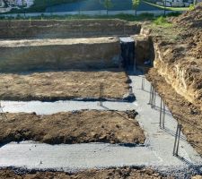 Fondations coulées :)
Tout a été fait en moins d'une journée : Terrassement, ferraillage et coulage !