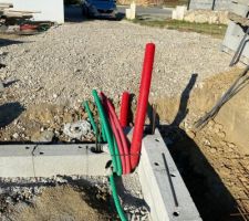 Fourreaux &agrave; l'entr&eacute;e du garage :
- 3 verts pour les t&eacute;l&eacute;coms
- 1 gros rouge pour Enedis
- 1 petits rouges pour la motorisation du portal et l'interphone