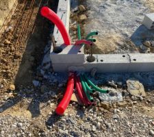 Fourreaux &agrave; l'entr&eacute;e du garage :
- 3 verts pour les t&eacute;l&eacute;coms
- 1 gros rouge pour Enedis
- 1 petits rouges pour la motorisation du portal et l'interphone