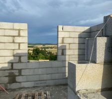 Dalles coul&eacute;es et &eacute;l&eacute;vation des murs du RDC