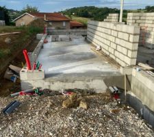 Dalles coul&eacute;es et &eacute;l&eacute;vation des murs du RDC