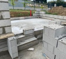 Dalles coul&eacute;es et &eacute;l&eacute;vation des murs du RDC