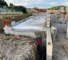 Dalles coul&eacute;es et &eacute;l&eacute;vation des murs du RDC