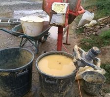Argile : préparation de la terre : l'argile mouillée est passée est mélangeur afin d'être convenable hydratée, la barbotine épaisse obtenue est ensuite tamisée pour supprimer les cailloux les plus gros.