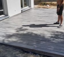 Pose du carrelage effet bois gris sur la terrasse