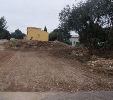 Vue de la rue.
En face la rampe qui nous m&egrave;nera au garage.
Au fond on distingue la maison de nos voisins qui est sur&eacute;lev&eacute;e par rapport &agrave; notre terrain. 
La bute au fond de notre terrain est probl&eacute;matique car elle est tr&egrave;s profonde (environ 3-4m). Il va falloir la raboter mais cela peut impliquer la construction d'un mur de sout&egrave;nement (ch&egrave;re!!)