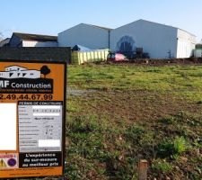 Le panneau du permis de construire est affiché.