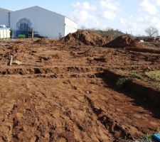 Le chantier après une matinée de travail, le maçon attend la toupie.