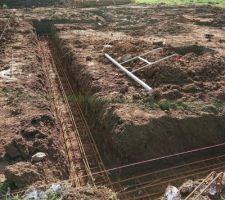 Encore un autre exemple, avec cette fois, en plus, des économies de ferrailles car les longrines doivent avoir 10-15 cms de recouvrement à tout casser!