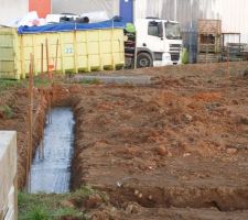 Il y a quand même une chose de bien, ils ont bien fait une fondation déportée en limite de propriété.