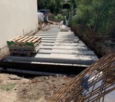 Plancher installé. Début ferraillage et coffrage du porte à faux