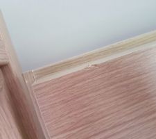 Éclat sur arête de porte fin chantier