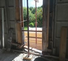 Petite surprise en voulant refaire le seuil de la porte d'entr&eacute; je me suis rendu compte que les poteaux pr&eacute;fa &eacute;taient pos&eacute; sur le seuil!
Oblig&eacute; de les refaire.