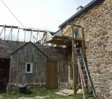 Poursuite de l'&eacute;dification de l'&eacute;tage.