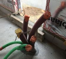Fourreaux devant la porte de service, à déplacer.