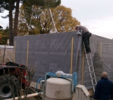 A peine la dalle fixée sur les pilotis, on élève les murs