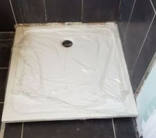 Ancien Receveur douche 80x80 remplacé par un 90x90 en résine et surélevé à cause de la bonde de 80 cm de haut.