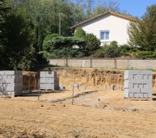 Coulage des fondations ce matin. 
Arrivée des moellons pour le vide sanitaire.