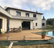 Terrasse avec piscine et pool house