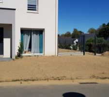 De retour de vacances on est bien reposé pour re attaquer les travaux extérieurs. Aplanissement de la terre devant la maison. ça commence à ressembler à un jardin !