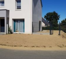 De retour de vacances on est bien reposé pour re attaquer les travaux extérieurs. Aplanissement de la terre devant la maison. ça commence à ressembler à un jardin !