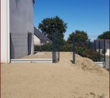 De retour de vacances on est bien reposé pour re attaquer les travaux extérieurs. Aplanissement de la terre devant la maison. ça commence à ressembler à un jardin !