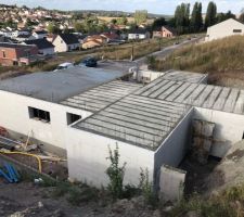 Coulage de la dalle sur la partie garage afin "accrocher" le porte à faux de l'étage