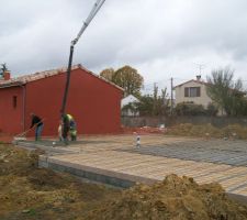 On coule le béton pour la chape
