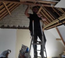 Renforcement et création d'un faux plafond disgne 

Au total 3jours de travail (casser, nettoyage, renforcement, fermeture en BA13, bandes )
