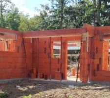 L'entrée de la maison avec son porche, à l'est