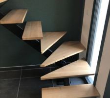 Escalier fait maison en acier avec marche en chêne brut 30mm et garde corps en acier manque juste la rambarde