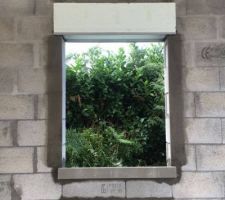 Bandes de redressement, appuis de fen&ecirc;tre et seuils en cours : chambre RDC