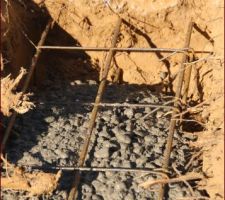 Fondation pour future terrasse en cours. Remplissage fini aussitôt
Profondeur 30 cm , le ferraillage est parfait