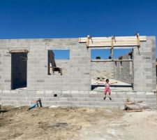 Une schtroumpfette d&eacute;j&agrave; aux anges en d&eacute;couvrant la future maison !!!