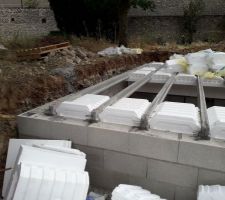 Pose des poutrelles et hourdis du vide sanitaire alors qu'il manque 40cm pour arriv&eacute; au sol fini. chantier bloqu&eacute; ( 26 jours apres le terrassement)