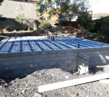 Pose des serpentins de plancher chauffant (2 MOIS après le terrassement)
