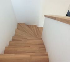 Escalier et menuiseries posés, reste plus qu a teindre le bois, mettre la barre de seuil, finir les plinthes et le silicone. Garde-corps sera mis fin octobre debut novembre ?