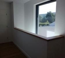 Escalier et menuiseries posés, reste plus qu a teindre le bois, mettre la barre de seuil, finir les plinthes et le silicone. Garde-corps sera mis fin octobre debut novembre ?